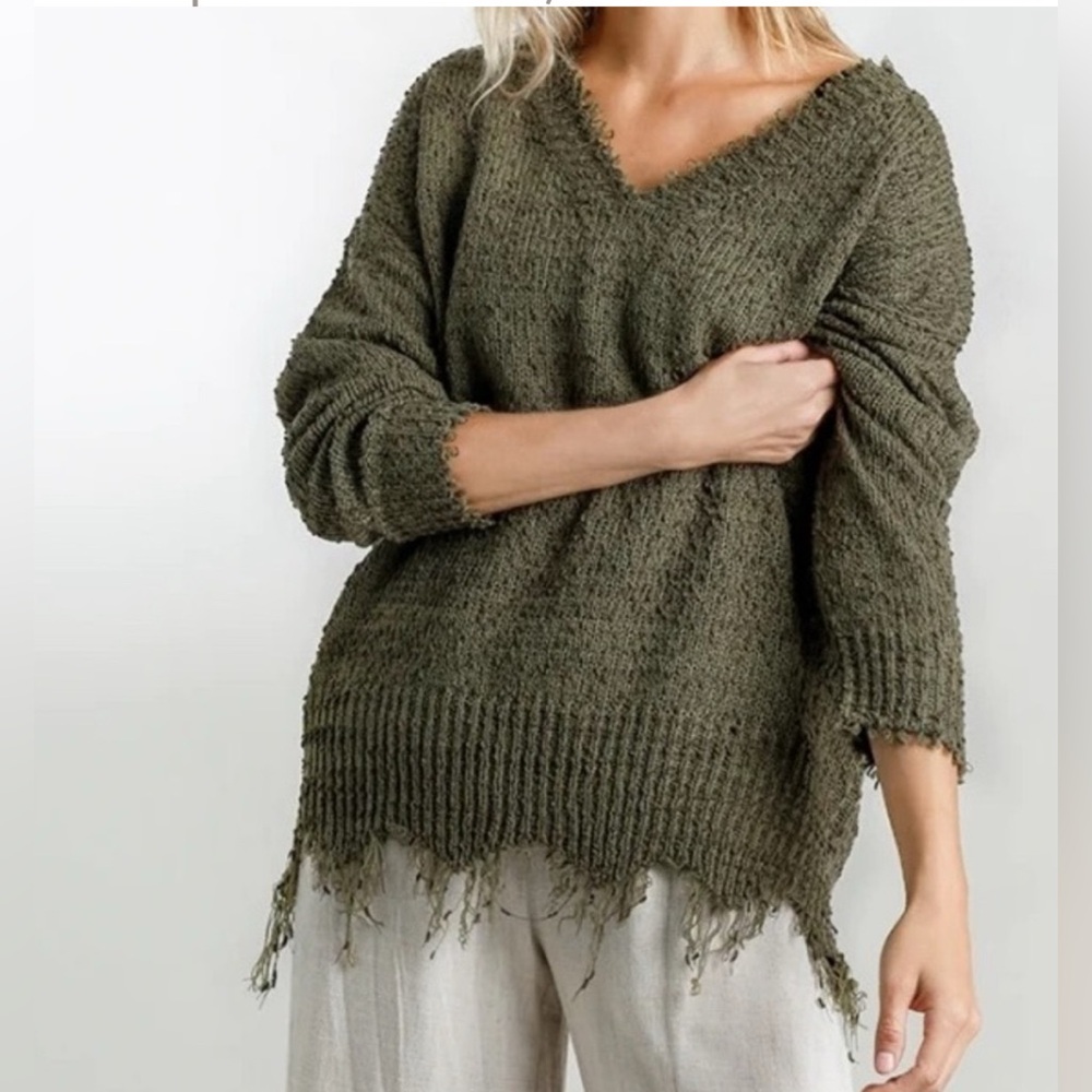 Umgee V-Neck Long Sleeve Knit Pullover Sweater with Frayed Hem Women Small